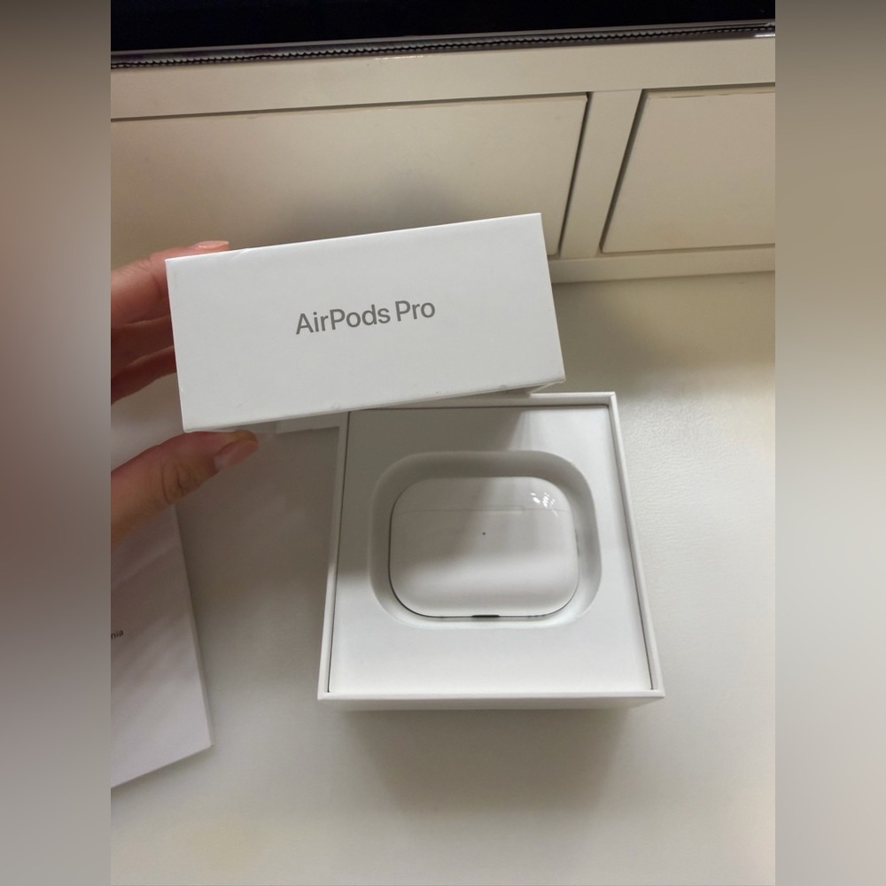 Apple AirPods Pro 2nd Generation - Picture 13 of 17